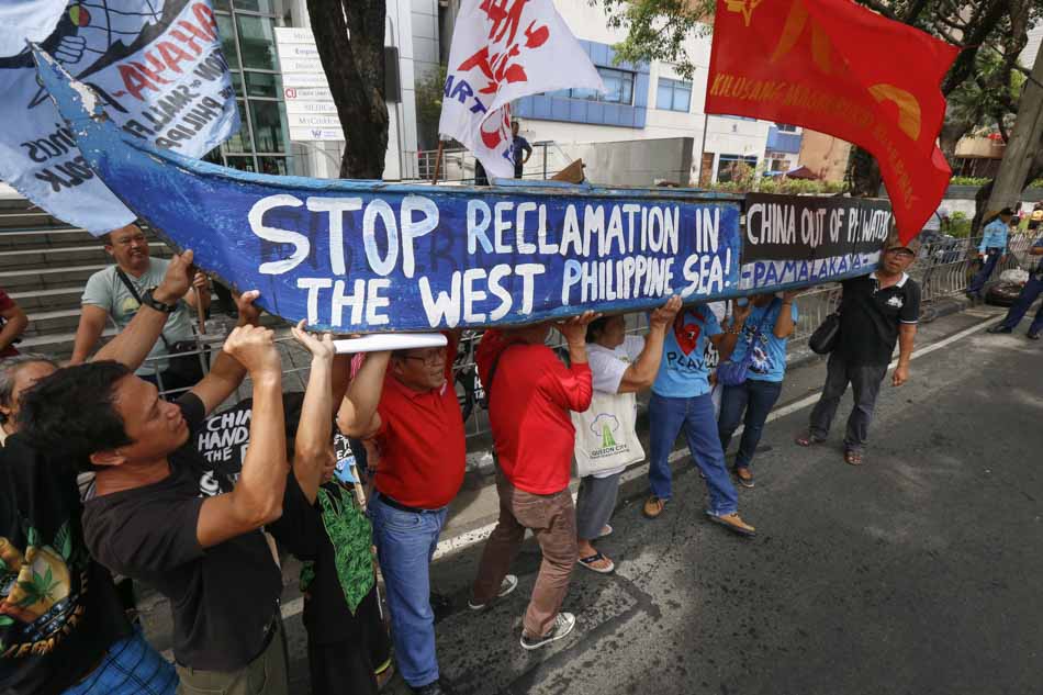 Fishermen's group Pamalakaya holds a protest outside Chinese Consulate office in Makati City on Friday to denounce the Chinese Navy's action prohibiting Filipino fishermen in contested waters in the Spratly Islands. Photo: ABS-CBN News